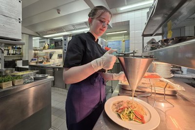 Lehrling Lena Charwat bereitet den Hauptgang für den Azubi-Abend im Best Western Hotel Plauen vor.