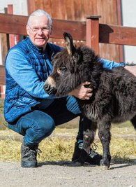 Christian Schroller mit einem Minishetlandpony. Ein Lieblingstier habe er nicht, sagt er. "Alle sind wichtig", war auch sein Credo als Leiter des Tierparks Aue. Als solcher hört er am 31. März auf, trotzdem will er stundenweise weiter für die Einrichtung arbeiten. 