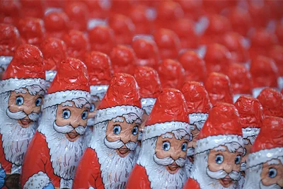 Typisch Weihnachtsmänner: außen süß, innen hohl.