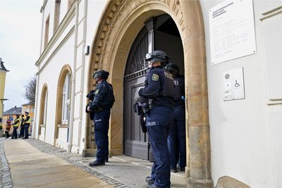 Zwei Polizisten sichern bei der Übung am Mittwoch das Schneeberger Rathaus.