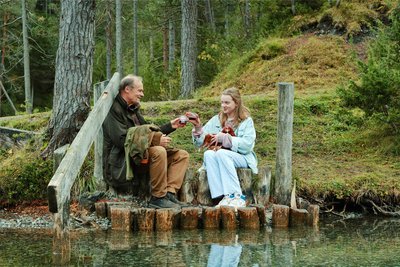 Edgar Selge als Helmut und Luna Wedler als Paula in einer Szene aus dem Film „Marianengraben“.