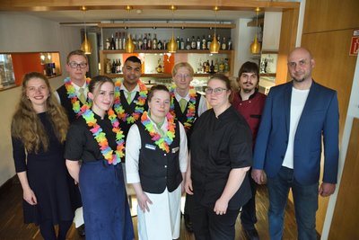 Ausbilderin Catherina Bayer (links) und Küchen-Chef Marco Pelka (rechts) zusammen mit ihren Lehringen, die den Azubi-Abend im Best Western Hotel Plauen organisierten.