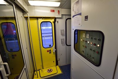 Statt automatisch öffnen sich die schmalen Außentüren nur noch per Hand mit reichlich Kraftaufwand.