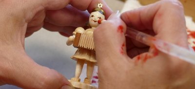 Vom neugierigen Märchenengel auf die Idee gebracht, entwarf der Großvater von Uwe Blank die Faltenrockengel, die bis heute produziert werden.