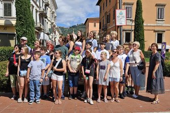 670 Jahre nach seiner Krönung: Schüler aus dem Vogtland rappen für Kaiser Karl IV. - Die Klasse 7 des Evangelischen Gymnasiums Mylau nach der Ankunft in Montcatini Therme.