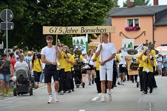 675-Jahr-Feier: Dorf im Erzgebirge lockt mit Festumzug die Massen an - Der Festumzug in Börnichen: 13 Hauptbilder gab es, 1100 Mitwirkende und über 10.000 Zuschauer.