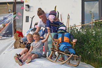 675 Jahre Börnichen: So hat sich das Dorf fürs Fest herausgeputzt - Hugo, Emily und Kathleen Rudolph erinnern an den früheren Rodelhang.