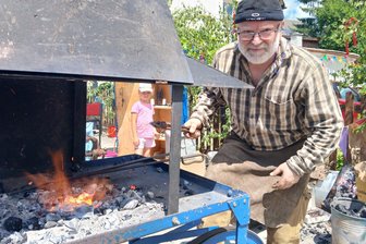 675 Jahre Börnichen: Wie das „Kistenmacherdorf“ sein Jubiläum feiert - Schlossermeister Gunter Rohlf beim Schmieden auf dem Handwerkermarkt.