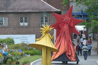 675 Jahre Stollberg: Die Party hat begonnen - Die Stelzenläufer des Helmnot-Theaters begrüßen die Gäste auf dem Weg zum Schloss.