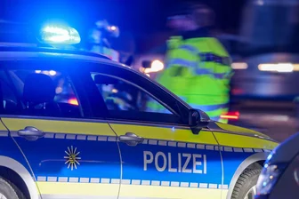 68-Jährige fährt bei Leipzig in den Gegenverkehr - Eine 68-Jährige ist auf der B176 schwer verletzt worden, nachdem sie mit ihrem Auto in den Gegenverkehr geraten war. (Symbolbild)