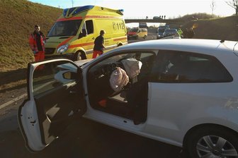68-Jährige rast in Gegenverkehr - Drei Personen sind am Dienstagmittag bei einem Unfall auf der B101 kurz vor der Anschlussstelle Siebenlehn schwer verletzt worden.