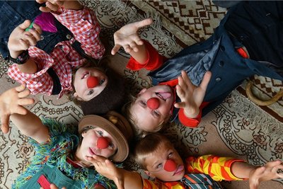 Ruby (links unten, dann im Uhrzeigersinn), Pepe, Kay Linus und Matti wollten einmal Clown sein und hatten jede Menge Spaß dabei.