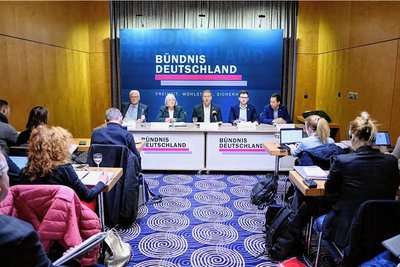 Parteichef Steffen Große (Mitte) im November 2022 bei der Vorstellung des kurz zuvor neugegründeten "Bündnis Deutschland" mit Walter Münnich, Ellen Walther-Klaus, Niklas Stadelmann und Jonathan Sieber (von links nach rechts).