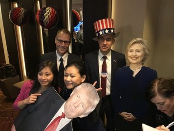 Impression von der Wahlparty im Leipziger US-Konsulat. Mit Hut: US-Generalkonsul Scott R. Riedmann.