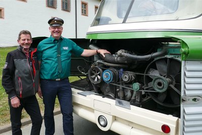 Einer der Teilnehmer war der ehemalige Busfahrer Jochen Riemann (links), der den Ikarus zusammen mit Sven Mischke näher unter die Lupe nahm.