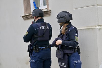 Wie bei einem Ernstfall achten die Polizisten auf ihre Sicherheit.