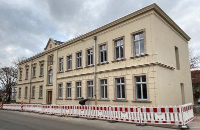 Im Gebäude Parkstraße 1 in Frankenberg entstehen betreutes Wohnen und eine Tagespflege. Die kommunale Wohnungsgesellschaft WGF investiert 3,9 Millionen Euro in den denkmalgerechten Aus- und Umbau. 