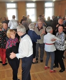 Tanz in der Stadthalle.