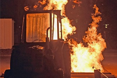 Szenario in der Trainingsanlage: Ein Bagger hat mit seinem Fahrzeugarm eine Gasleitung beschädigt.