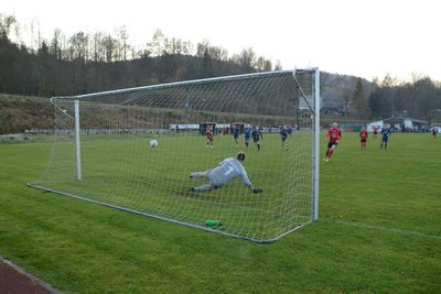 Toby Ammon behält die Nerven und gleicht kurz vor Schluss zum 3:3 aus.