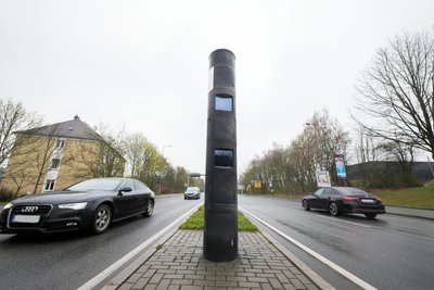 Der Blitzer auf der Dresdener Straße bleibt stehen. Wer also künftig von der A 72 kommend stadteinwärts fährt, wird damit im Stadtgebiet gleich an zwei Radarfallen kontrolliert.