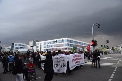Der Demozug von Chemnitz Nazifrei biegt auf die Dresdner Straße ein.