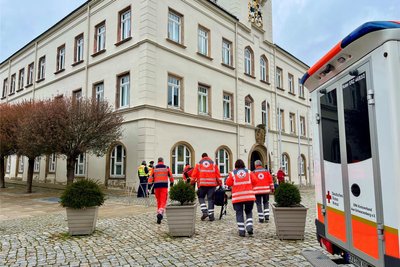 Erst nachdem die Lage im Rathaus sicher war, durften die Rettungskräfte das Gebäude betreten.