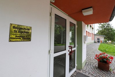 Träger der Grundschule ist die Gemeinde St. Egidien. Die Bergschule ist rund 90 Jahre alt, etwa 100 Schülerinnen und Schüler lernen hier.