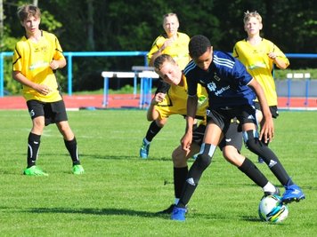 Die BSC-Nachwuchskicker mussten sich am Ende mit dem 16. Platz begnügen - schenkten ihren höherklassigen Gegnern aber keinen Meter. Wie hier der Freiberger Maurice Uhlemann (l.) gegen ein HSV-Talent. 
