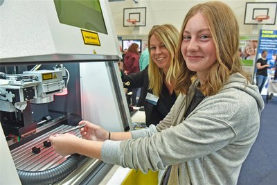 Ran an den Laser: Lynn Koobal bearbeitet einen Stift mit dem Automaten, am Stand von Mareen Winter Firma ACSYS GmbH Mittweida.