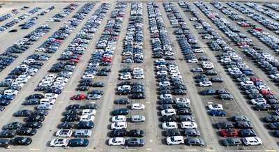 Mit seinen Äußerungen verunsichert US-Präsident Trump Autobauer wie Volkswagen. (Archivbild)