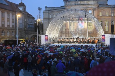 Auf dem Theaterplatz wurden Regenponchos ausgeteilt.