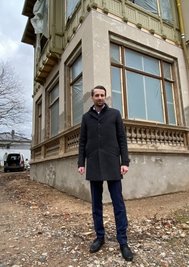 WGF-Geschäftsführer Enrico Grille vor dem Wintergarten des Objektes.