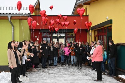 Auf kleinen Zetteln stiegen mit den Ballons auch Wünsche und Visionen in den Himmel.