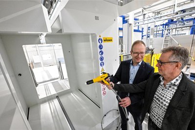 Apra-Betriebsleiter Benjamin Eilenberger (links) und Andreas Meyer, Berater der Betriebsleitung, an der neuen Pulverbeschichtungsanlage. Diese bildet das Herzstück der neuen Produktionshalle.
