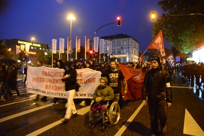Die Gegendemonstranten auf Höhe der Sachsenallee.