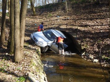 Kurz vor dem Ortseingang Plauen kam ein VW von der B 173 ab.