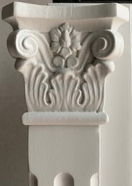 Details wie diese Fensterornamente erfreuen den Denkmalschutz.
