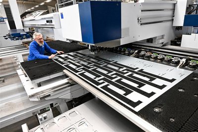 An einer Stanze produziert Mitarbeiter Jörg Leonhardt ein Gehäuseteil, welches individuell für einen Kunden angefertigt wird. Es soll später Elektroniktechnik schützen.