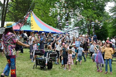 Beim Kinderfest tanzten die Seifenblasen.