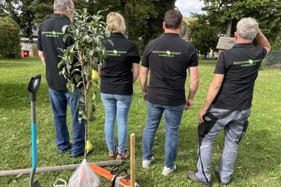 Mitglieder des Kulturvereins Lindenhof haben einen Birnenbaum gepflanzt.
