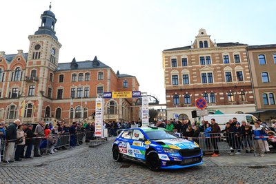 Der Ehrenstart in Stollberg am Freitagabend ist für Fahrer und Fans ein emotionaler Höhepunkt der Rallye Erzgebirge. Im Bild Julius Tannert 2025 dieses Jahr rollt er in einem Porsche vor.