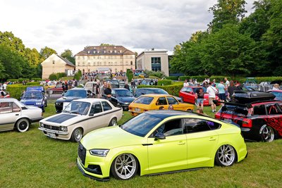 Trotz der vielen Autos nahm das Gelände keine Schaden, denn sie standen nur an Ort und Stelle.