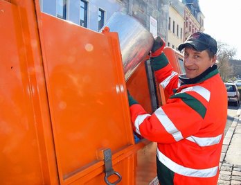 Thomas Meyer vom Städtischen Bauhof in Werdau rechnet in den kommenden Wochen mit einem Anstieg des Müllaufkommens in den öffentlichen Papierkörben.