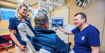 Andreas Pohl berät mit einem Patienten und der zahnmedizinischen Fachangestellten Conny Schardt die Behandlung. Nach eigener Aussage hat die Dental-Family seit Bestehen 26.000 Patienten behandelt. 
