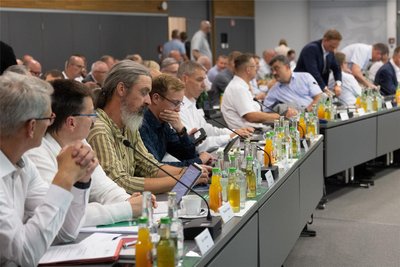 Mehr als sechs Stunden tagte das neue Gremium. Dass sich die Sitzung derart in die Länge zog, lag an den rechtsextremen „Freien Sachsen“.