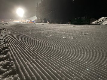 Die Loipe steht lange, bevor die Sonne aufgeht - die Sportler können kommen.