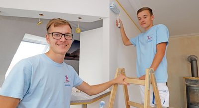 Während Pascal Härtig (l.) heute seinen Gesellenbrief bekommt und damit nach drei Jahren ausgelernt hat, hat Julian Kramer seine Ausbildung zum Maler gerade erst angefangen. 