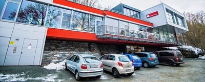Die "Felsenburg", so der Spitzname des Firmendomizils. Grund: Das Gebäude ist in einen Hang gebaut. Seit Eröffnung 1997 wurde es oft erweitert.
