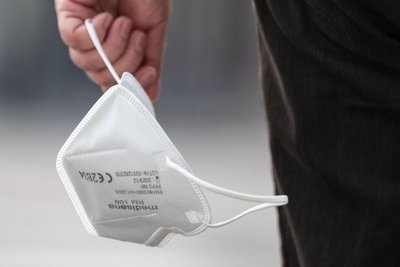 Masken können vor einer Übertragung schützen.